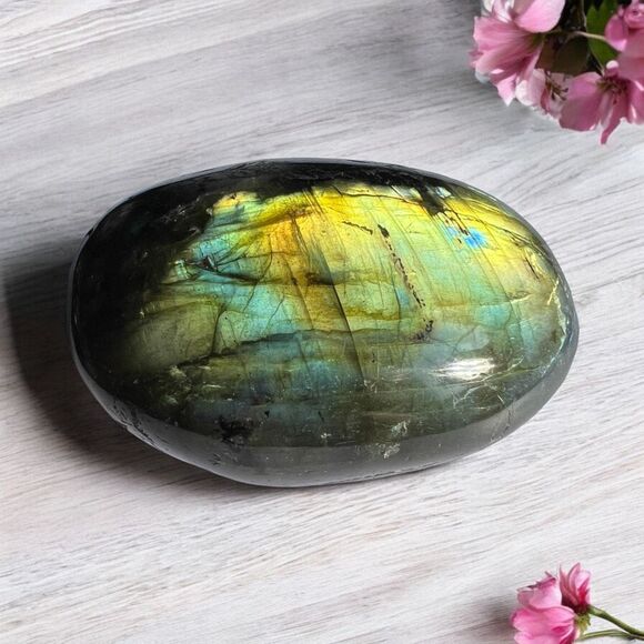 Labradorite Crystal Round Palmstone‎ (6) - Picture 1 of 10